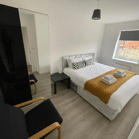 Modern Room With Huge Bed - Walk To City Centre! Manchester Buitenkant foto