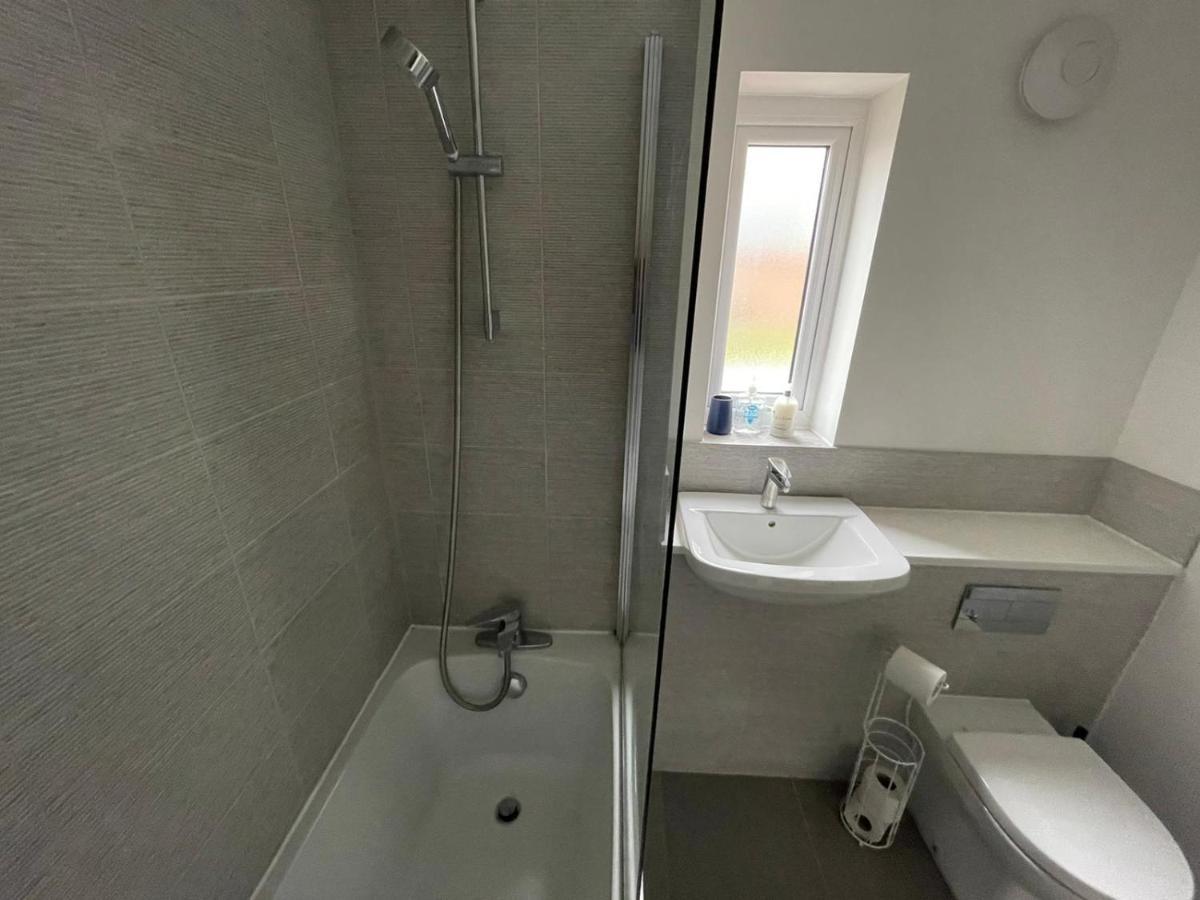 Modern Room With Huge Bed - Walk To City Centre! Manchester Buitenkant foto