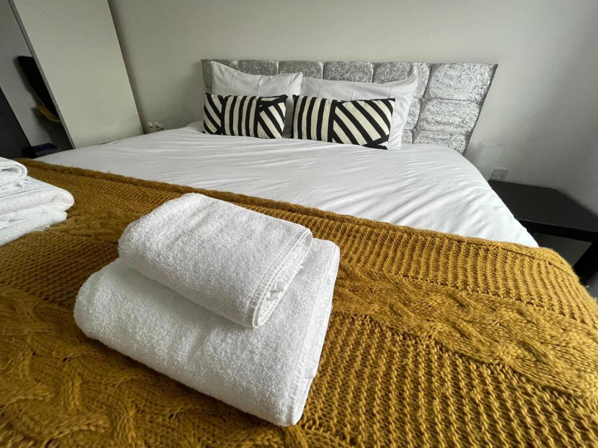 Modern Room With Huge Bed - Walk To City Centre! Manchester Buitenkant foto