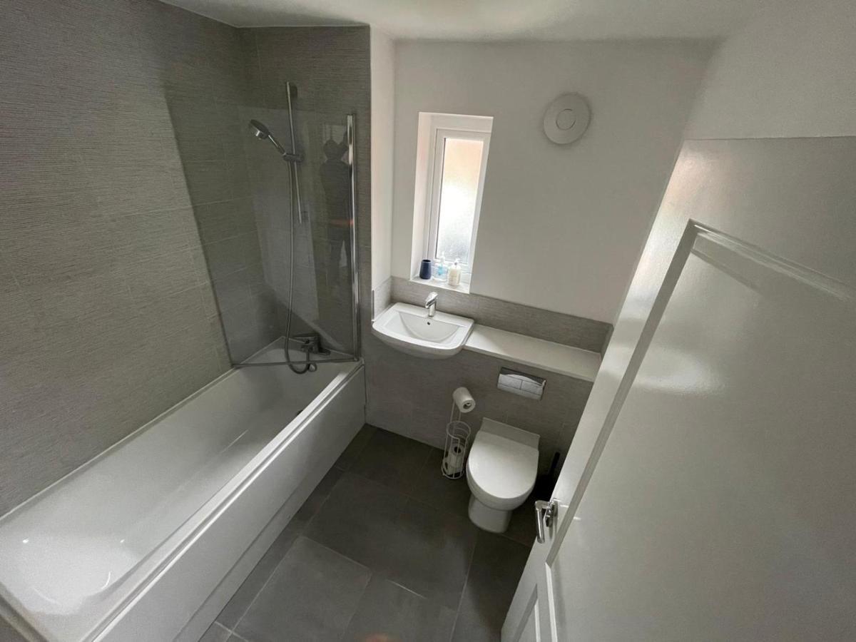 Modern Room With Huge Bed - Walk To City Centre! Manchester Buitenkant foto