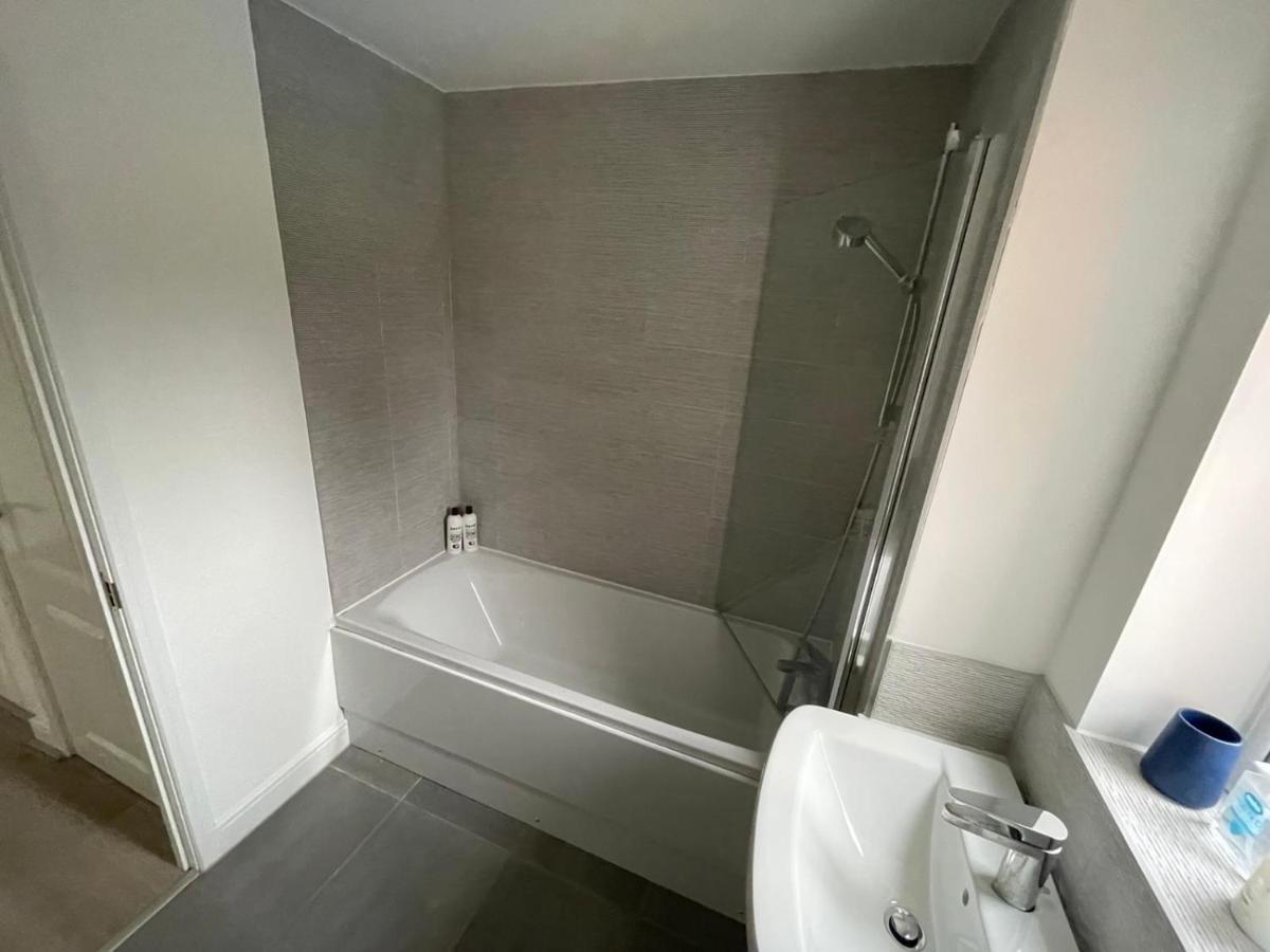 Modern Room With Huge Bed - Walk To City Centre! Manchester Buitenkant foto