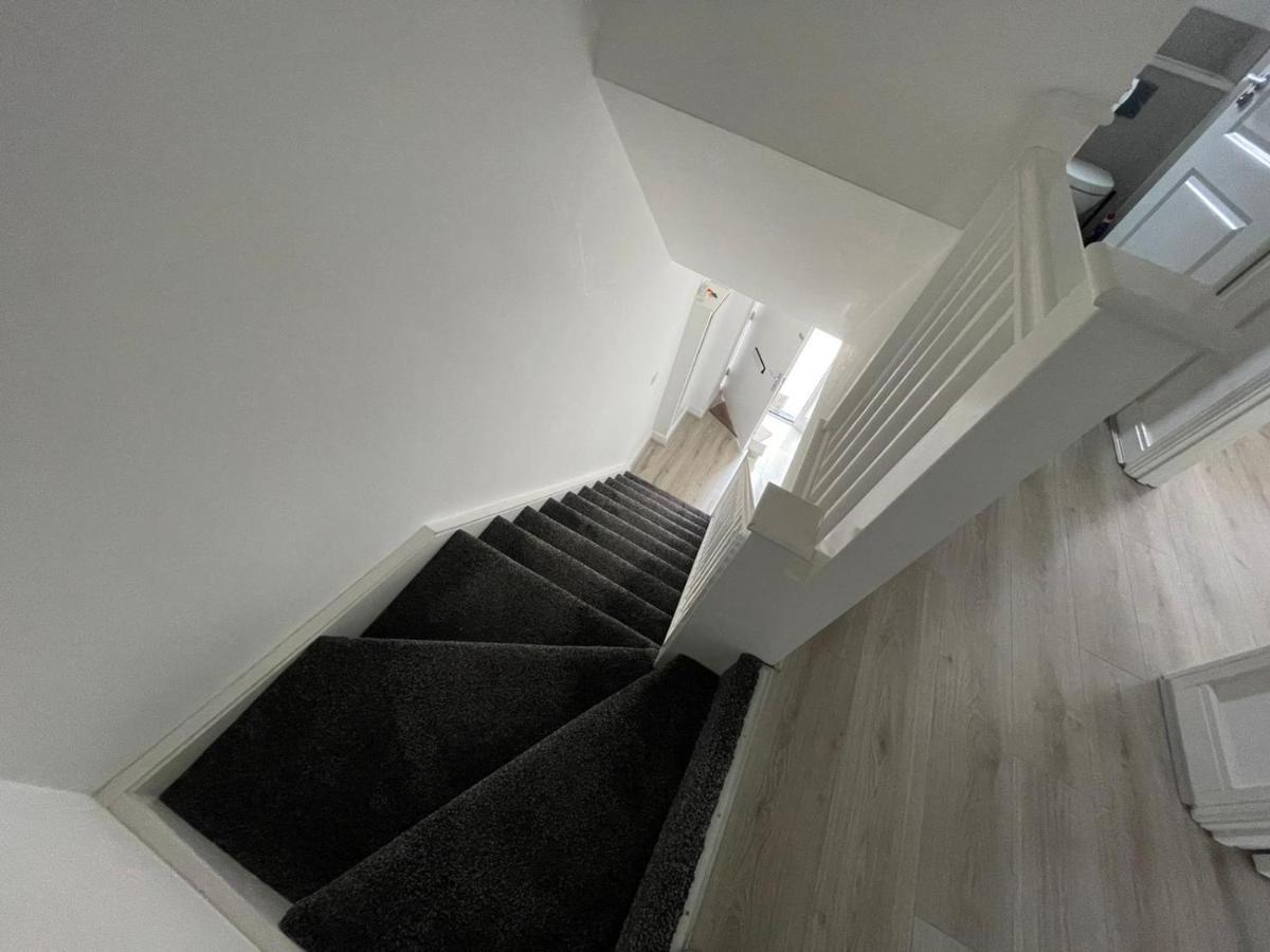 Modern Room With Huge Bed - Walk To City Centre! Manchester Buitenkant foto